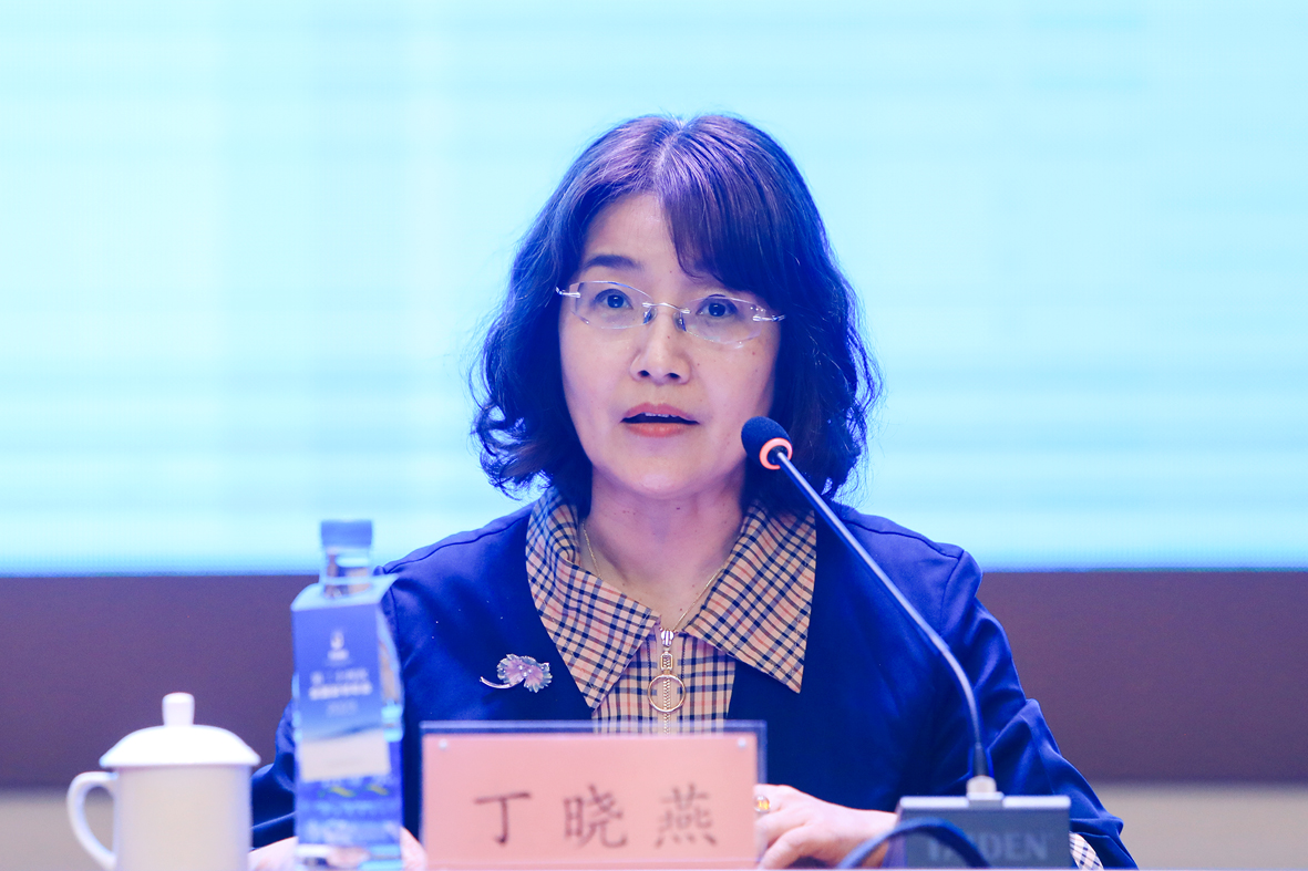 吉林省社会科学院副院长丁晓燕主持闭幕式