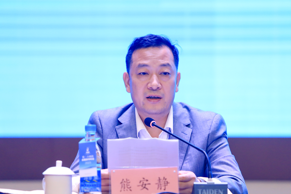 海南省社科院副院长、省社科联副主席熊安静发言